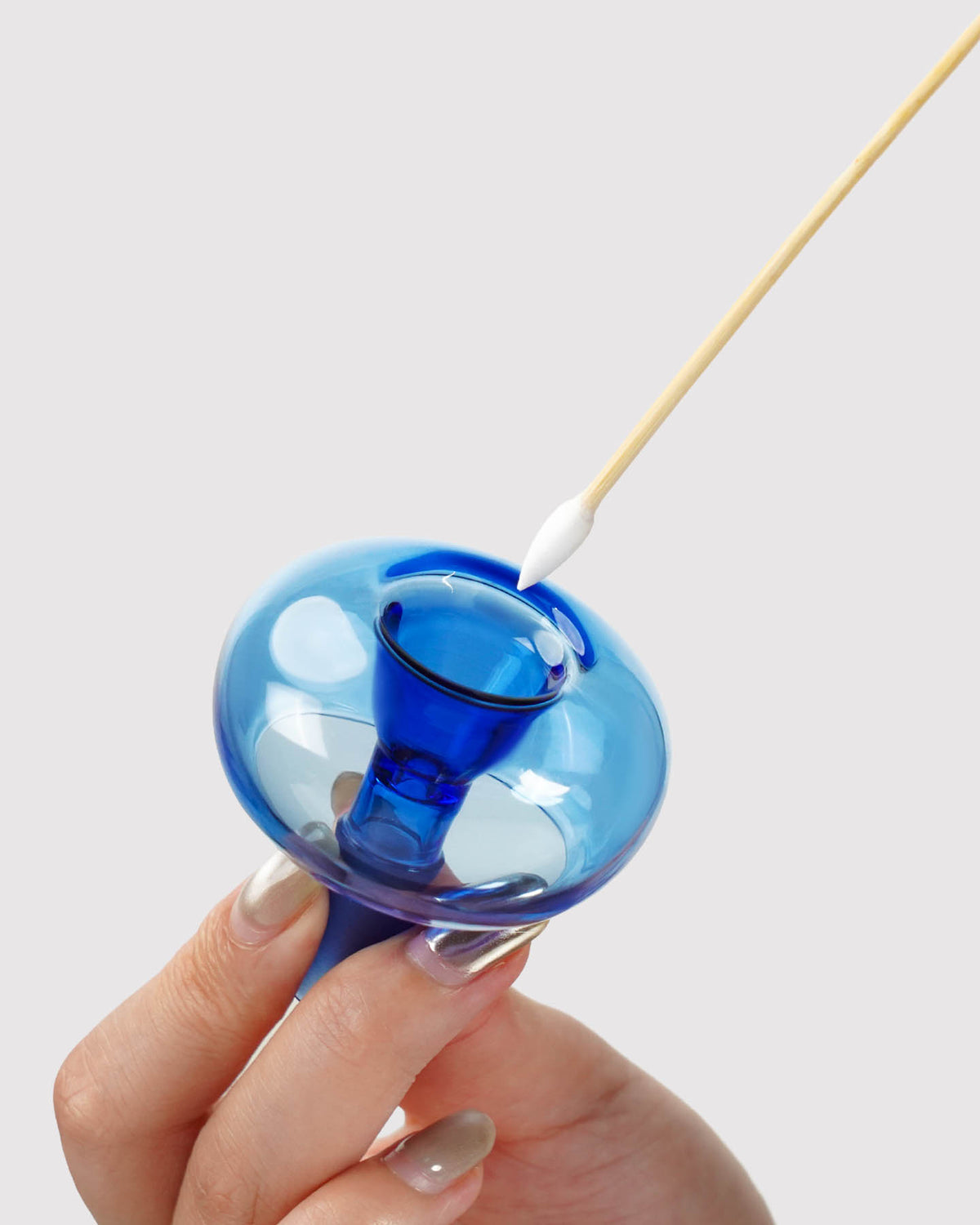 cleaning blue bong bowl with cotton longswab